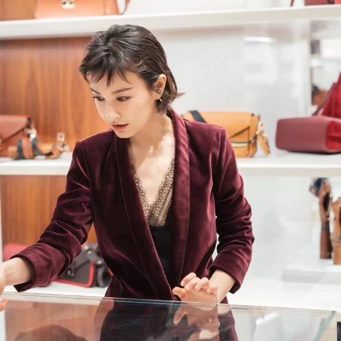 样式|吴昕短发越来越短，衣品一套比一套潮流，同色系列也能穿出高级感
