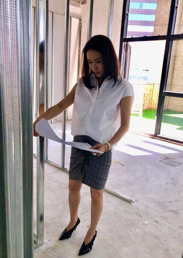 设计|49岁的黎姿看起来美极了,穿印花连体裤潇洒又时髦,贵妇范十足