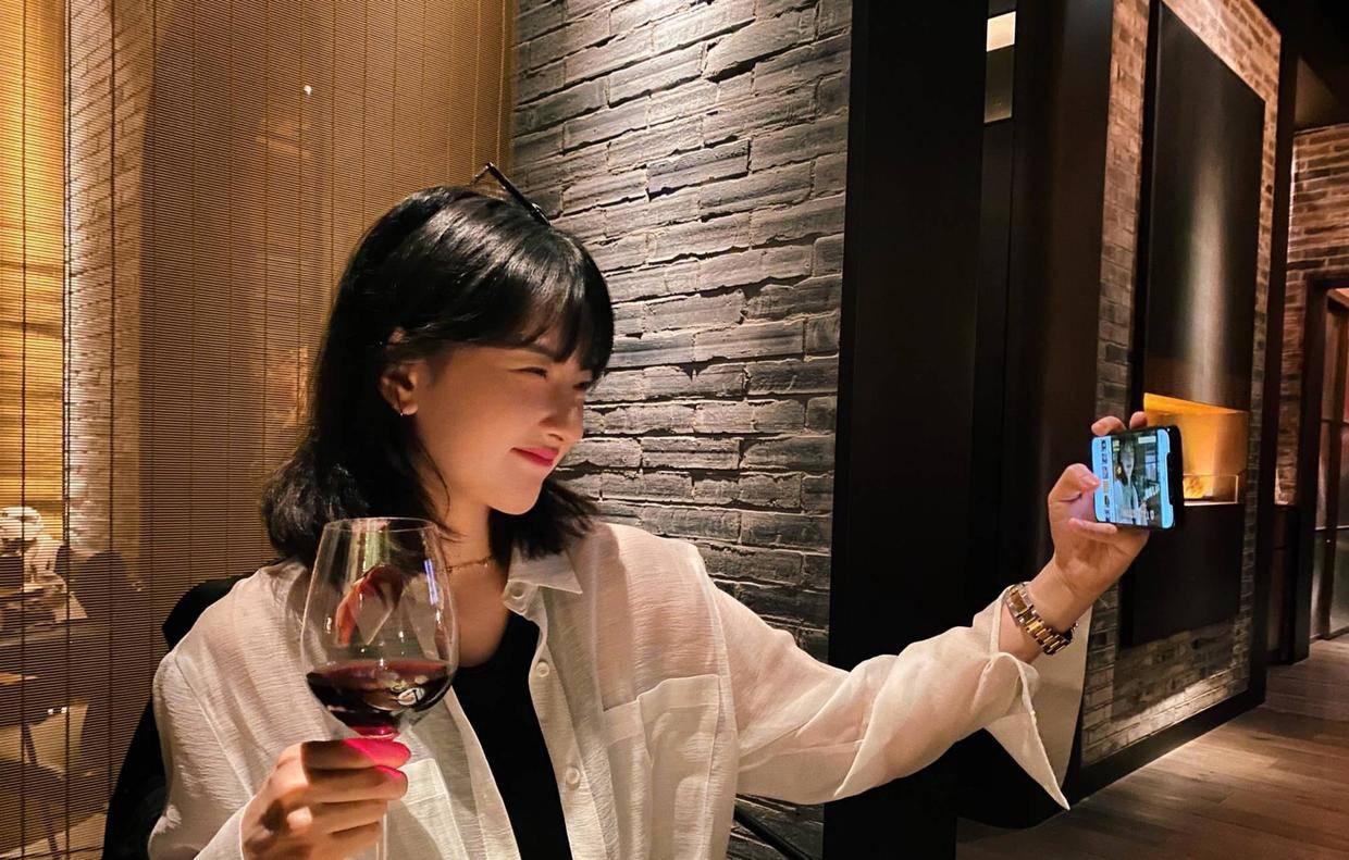 黑色|宋祖儿太懂“穿搭精髓”,黑色针织衫配喇叭裤潇洒帅气,成熟精致