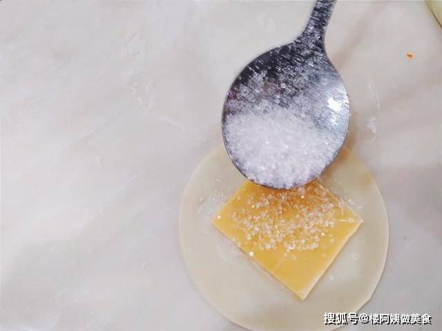 棒极了|饺子皮别再包饺子了，裹上芝士煎一煎，冬天给孩子做早餐棒极了