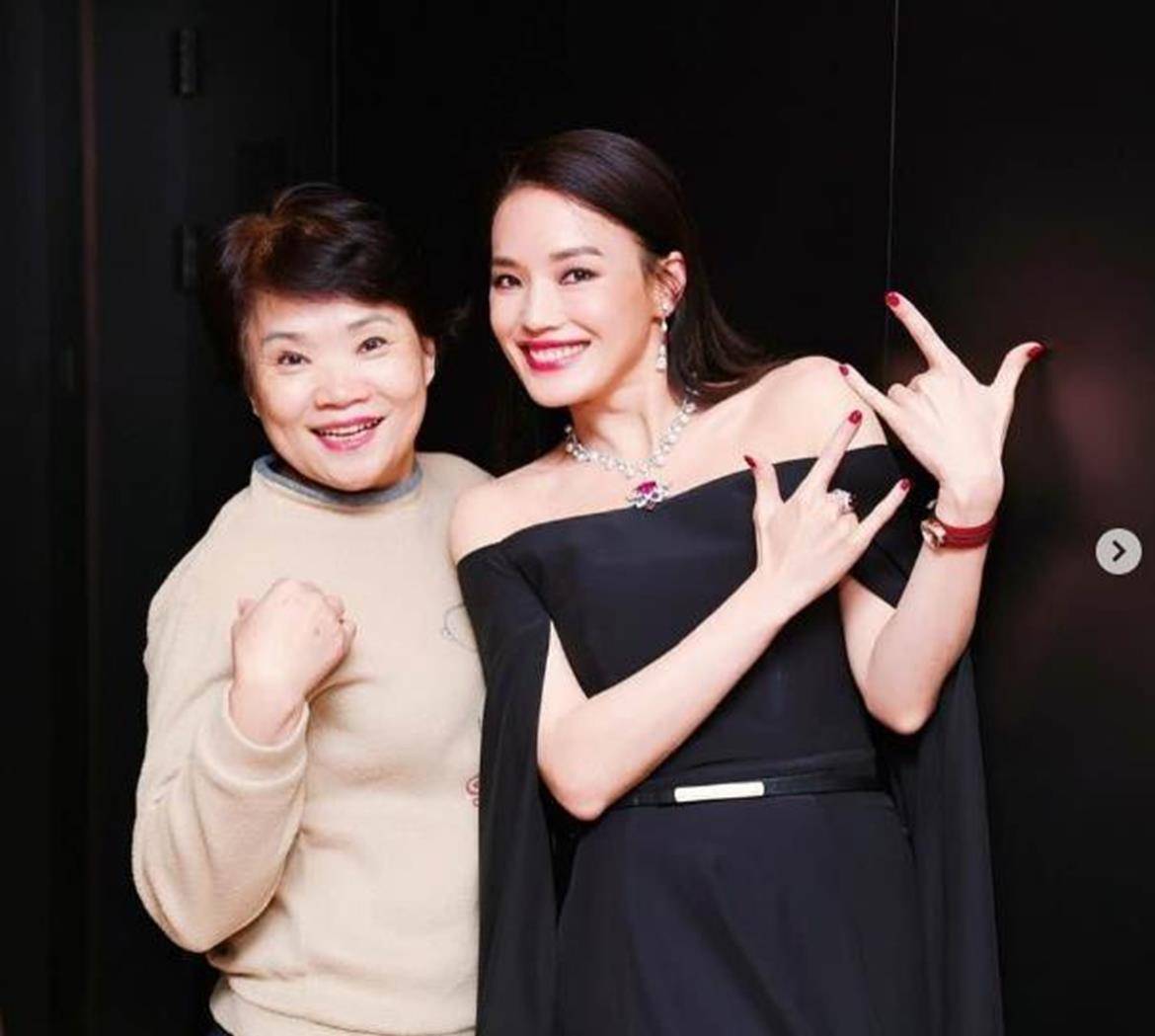 35岁甘婷婷太敢穿了穿亮片连衣裙亮相上衣半透明很