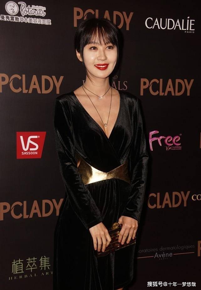 面料|黄晓明前女友这么有气质，丝绒裙拼接金腰带，身材美得恰到好处