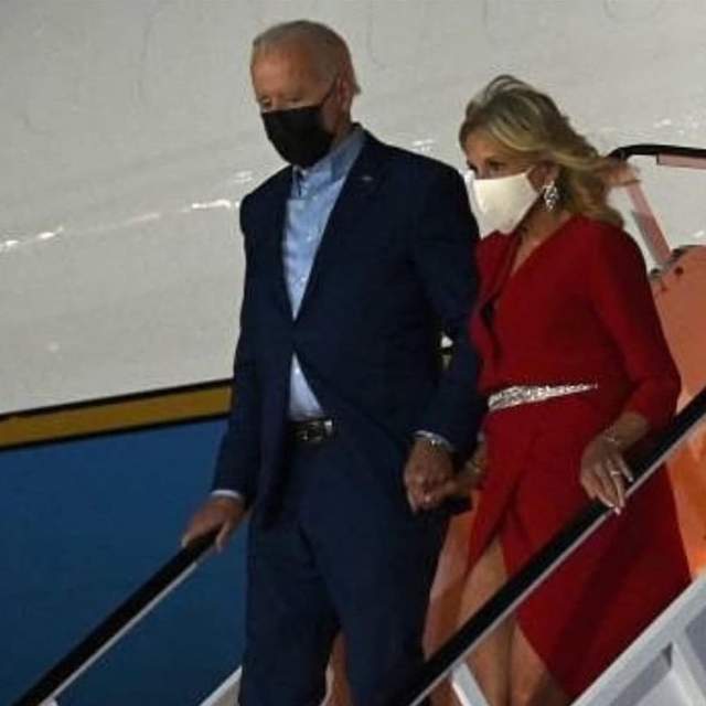 希拉里|三位第一夫人罕同框,米歇尔居C位希拉里变温柔,吉尔打扮不得体