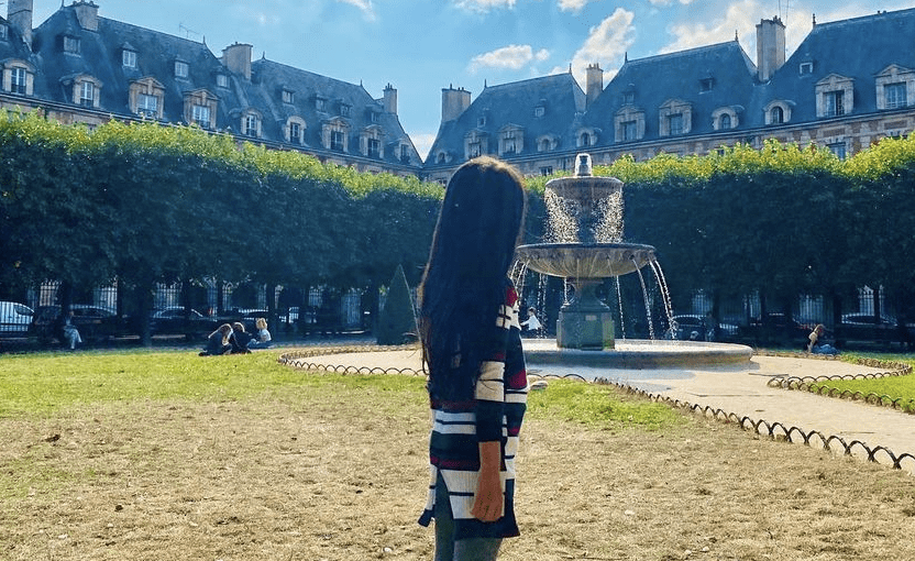 周杰伦|周杰伦时隔4年再晒父女牵手照，小周周身高瞩目，时髦气质似昆凌