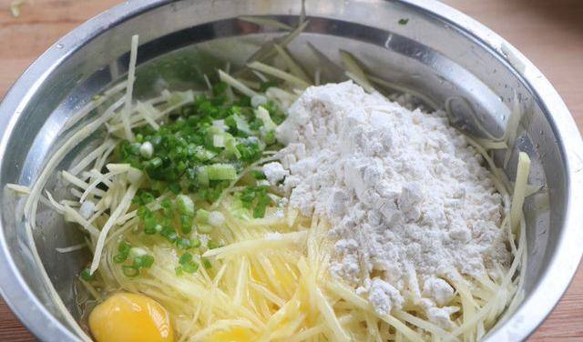 葱花|土豆丝饼操作要点，5个常见错误要避开，保证每个都外焦里嫩