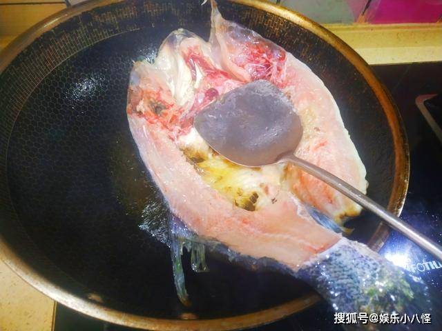 煎鱼头怎么做才金黄 b10d17faeebf44ba85963c6ba7460033.jpeg