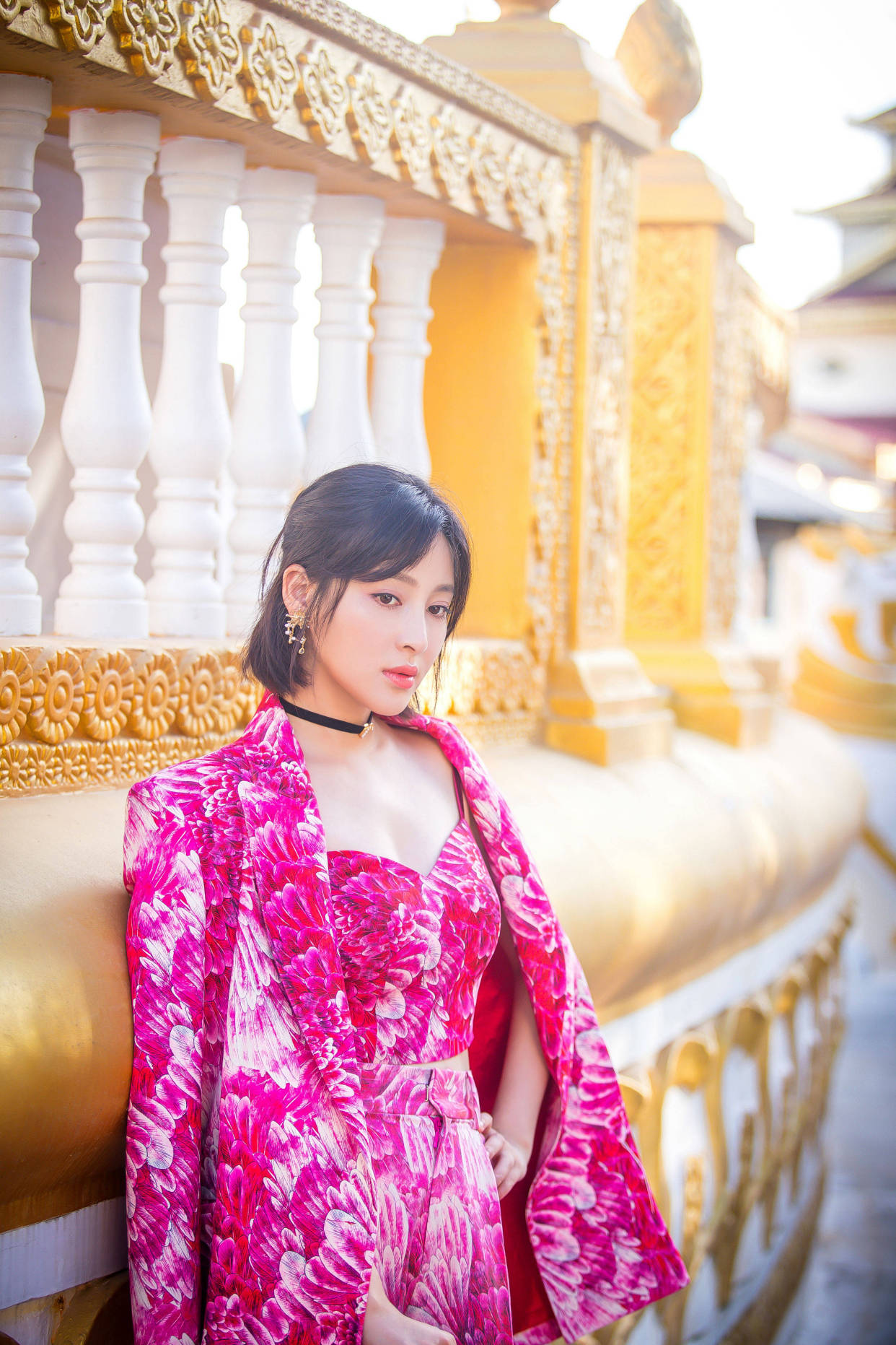 身材|甘婷婷美到国外,“花棉被”西装穿出明艳国际范,沙漏身材惹人羡