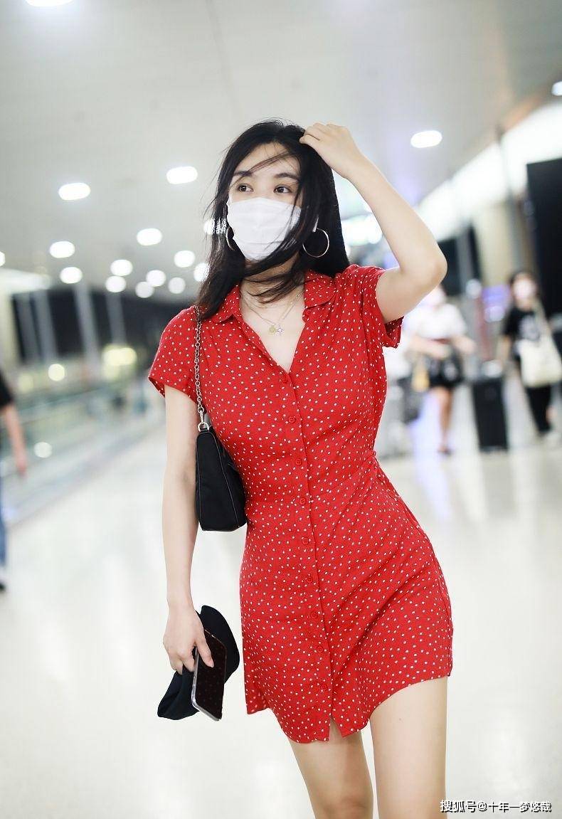 面料|黄晓明前女友这么有气质，丝绒裙拼接金腰带，身材美得恰到好处