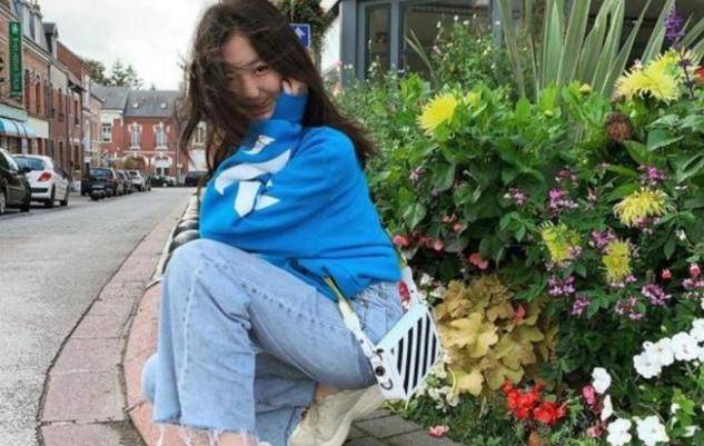 黑发|李嫣和闺蜜聚餐,换回黑发色很青春,穿两分裤秀腿衣着依旧很大胆