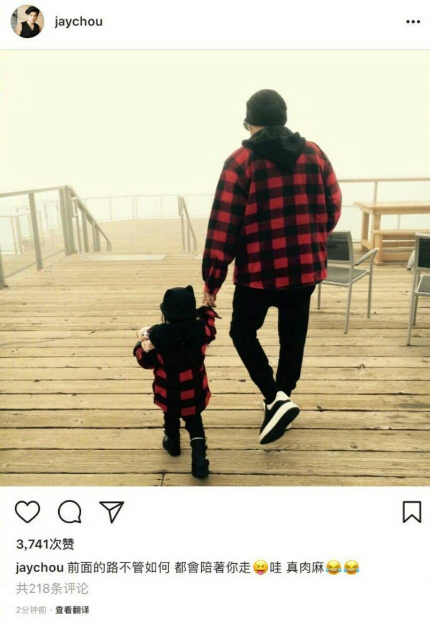 周杰伦|周杰伦时隔4年再晒父女牵手照，小周周身高瞩目，时髦气质似昆凌