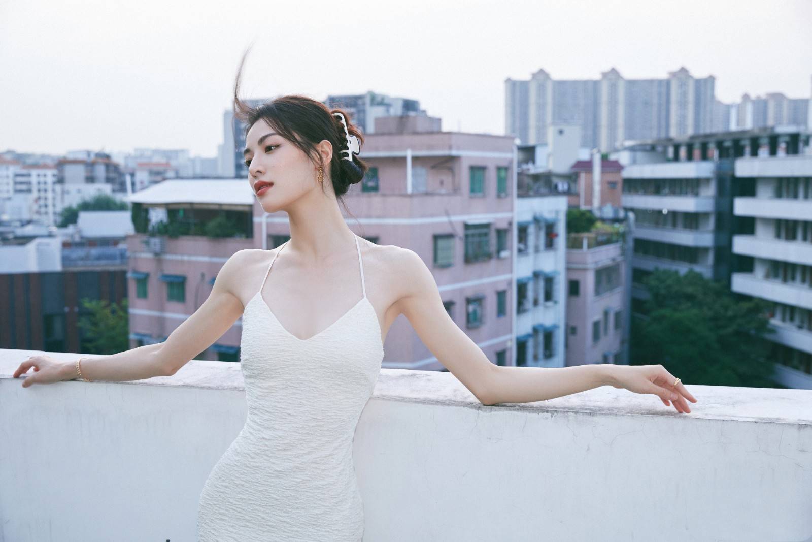 鱼尾|钟楚曦晒时尚大片，穿吊带鱼尾长裙，微乱发丝风情万种美成了仙女