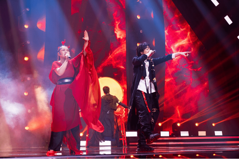 舞台|《说唱听我的2》尤长靖邓典果嗨翻全场 龚琳娜国风trap演绎新说唱