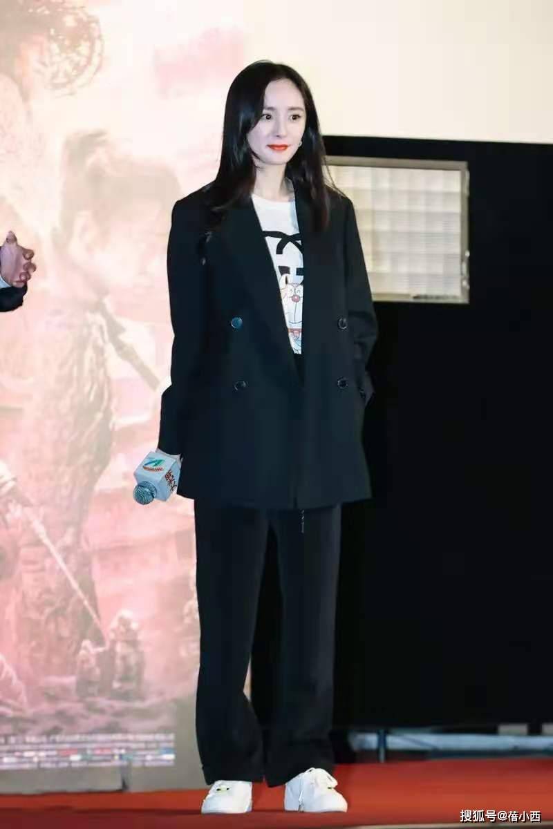 杨幂|杨幂走在时尚的尖端，印花衬衫配牛仔裤简约高级，这气场不服不行
