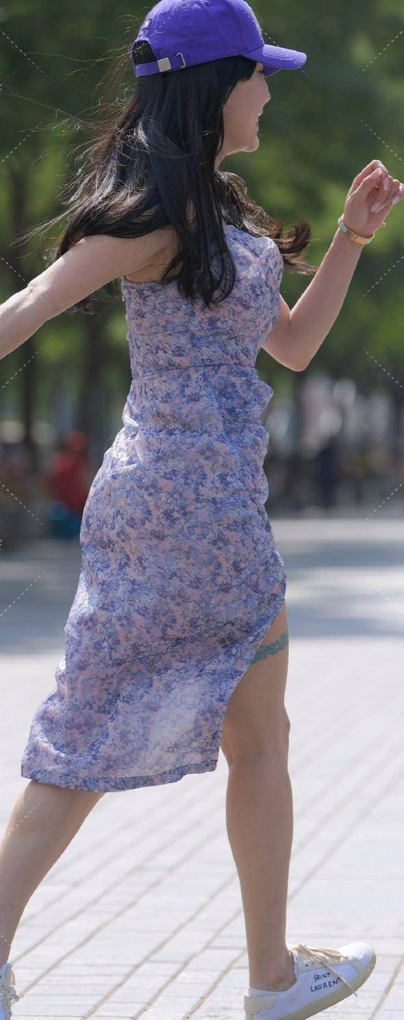 花朵|紫色的紧身瑜伽裤搭配,让18岁的她看起来更有韵味