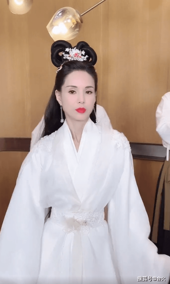 小龙女|55岁李若彤穿古装热舞，抖肩扭胯腰肢纤细，身后两个帅哥伴舞
