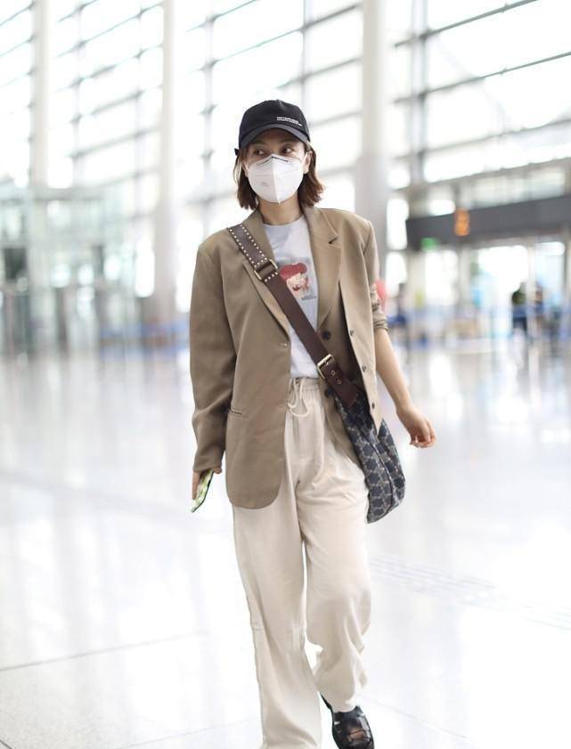 颜色|吴昕的气质挺淡然的，私服也喜欢穿裸色，西装配抽绳阔腿裤好潇洒
