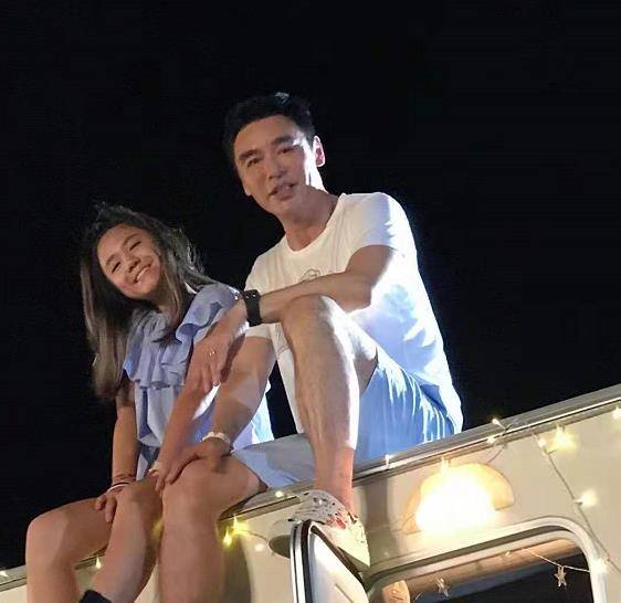 钟懿|钟镇涛17岁女儿穿衣好大胆！深v吊带碎花裙配大波浪，酒窝笑超甜