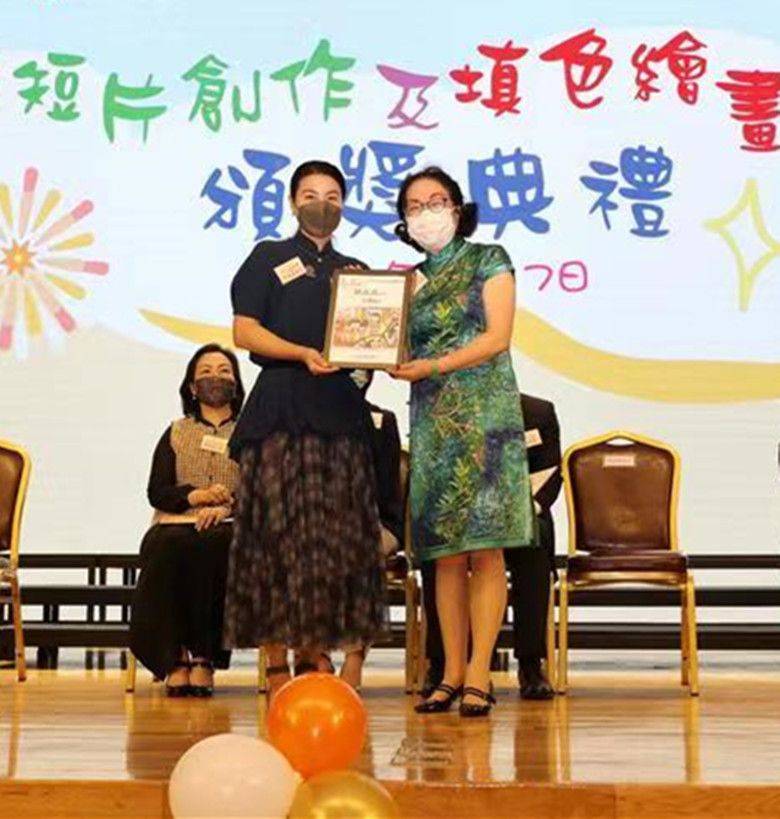 黑色|郭晶晶夫妻跟路人街头合影，没修图才真实自然，皮肤还没大妈白！