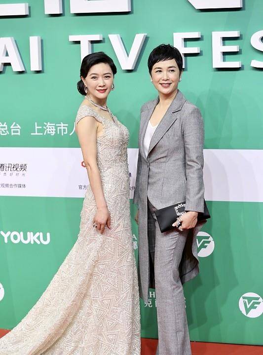 田海蓉|田海蓉妆容有点浓了,穿礼服看着和蒋雯丽差不多大,不像小了10岁