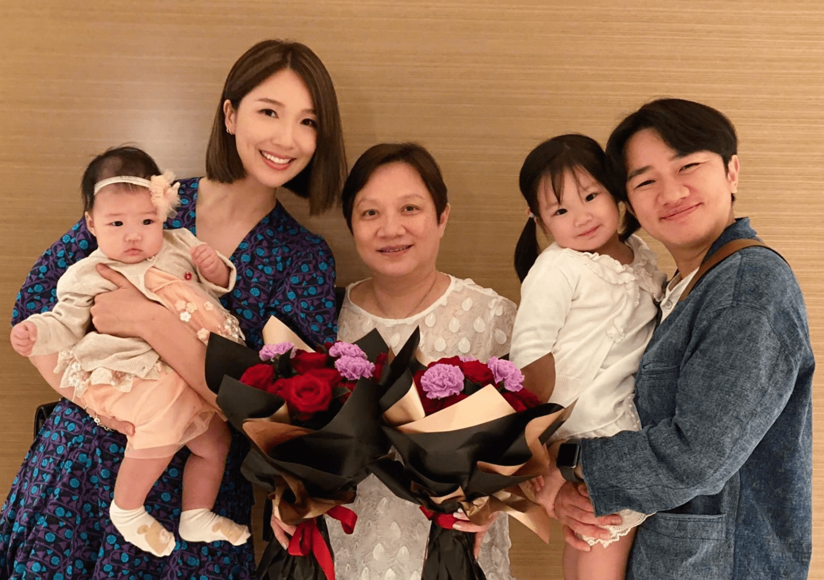 香港|李亚男晒女儿萌照，Gabby俏皮摆拍似王祖蓝，被大赞有模特范儿
