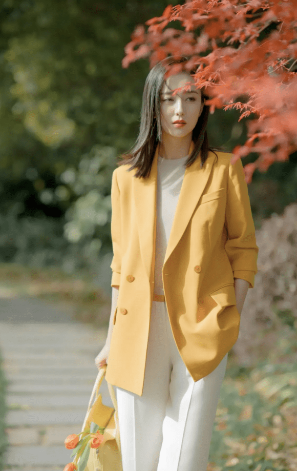 佟丽娅|佟丽娅很懂得“氛围美”,西装搭配针织衫,堪称秋季穿衣的典范