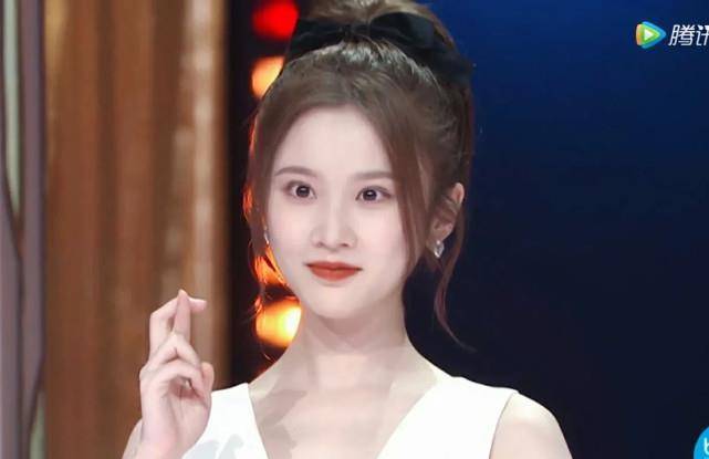整体|江疏影真是深谙合照秘诀，欢乐颂新五美站一块，就她又高又白最抢眼