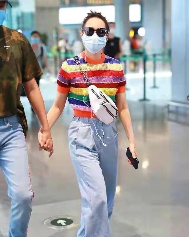 元素|伊能静扮嫩有一手，站在小9岁老公身边，两人手牵手宛如热恋情侣