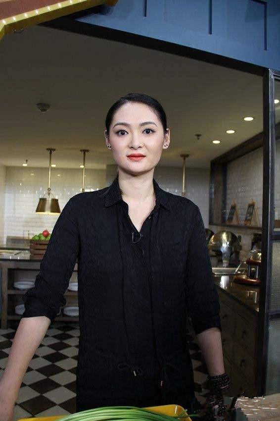 "三德子"赵亮,老婆是个大美女,深山养鸡发大财_胡敬