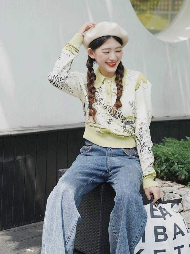 显得|终于明白小个子的“穿搭精髓”，印花上衣搭配牛仔裤，显高显瘦