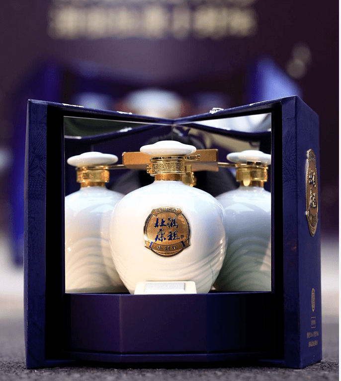 无论是酒祖杜康小封坛还是酒祖杜康12窖,都是秉承世传千年的"三蒸三酿