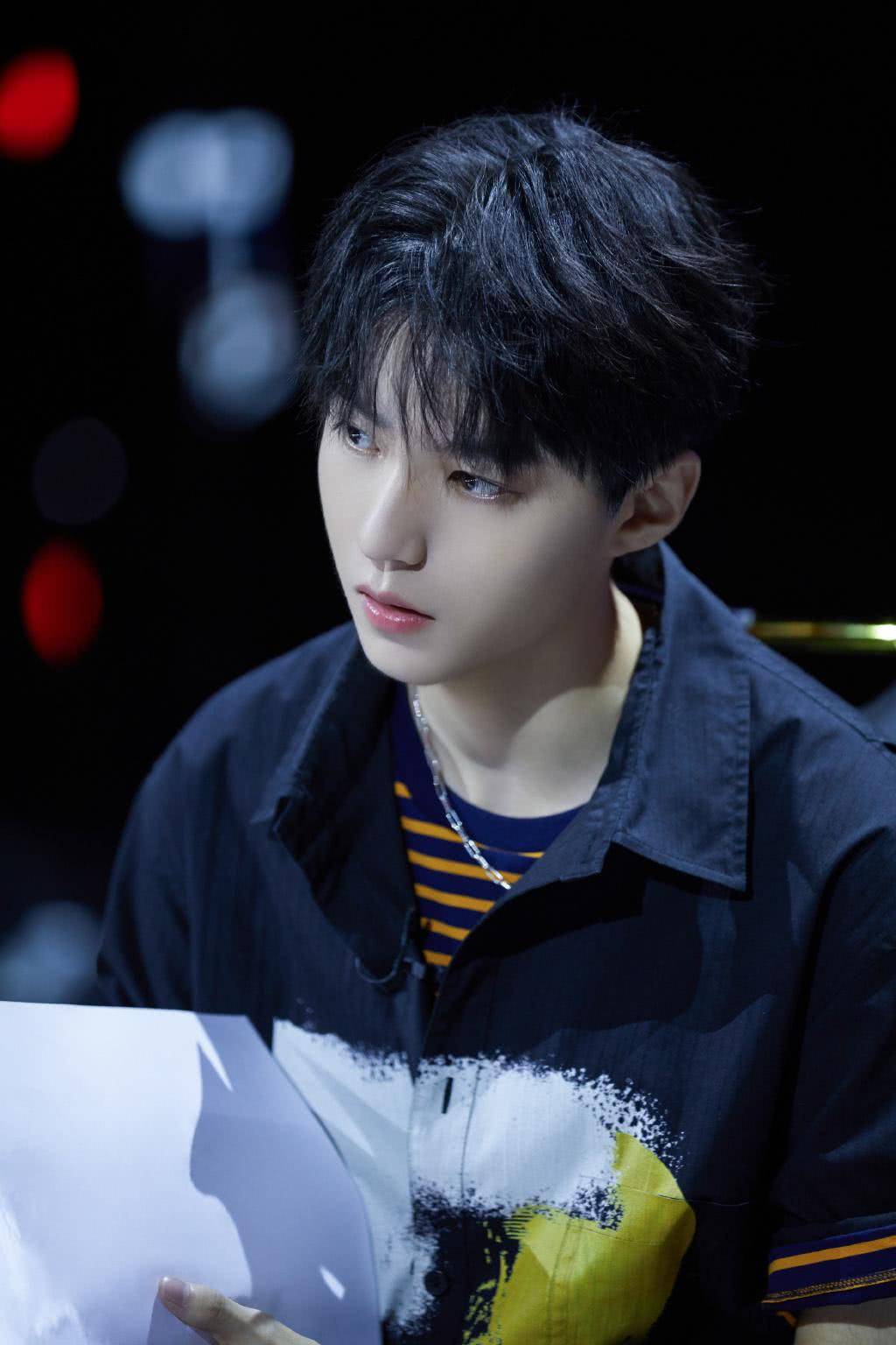 女友|妈妈粉要变女友粉了！王俊凯解开白衬衫配黑色领带，尽显成熟魅力