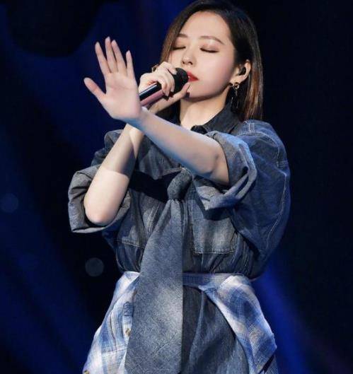 领带|张靓颖太适合穿衬衫了，叠穿两件衬衫高级感满满，跟时尚博主一样