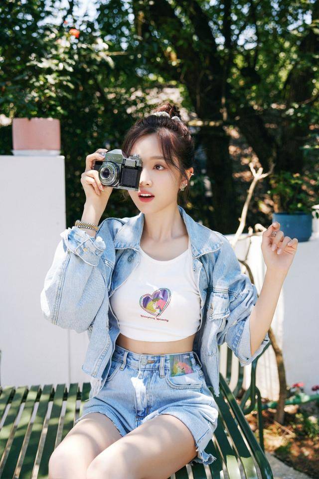 身材|吴宣仪的身材被低估了，穿小吊带裹出饱满曲线，打扮甜美长腿抢镜