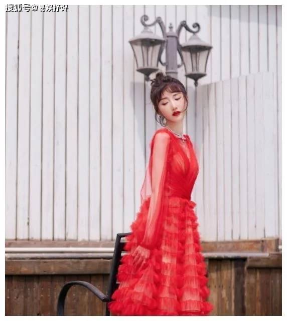 例假|毛晓彤精致美妆的“芭比脸”极具美感,月亮耳饰也显得超级有质感!
