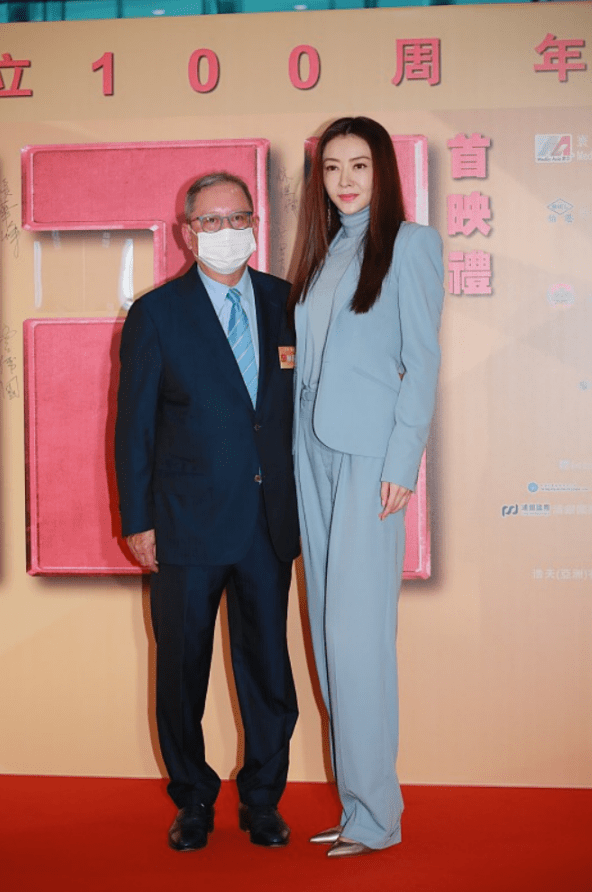 黑色|熊黛林可真高，常规西装穿她身上跟短款一样，凹出二八比例太抢眼