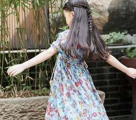 家长|孩子衣服在幼儿园被扯坏，家长照价索赔，女孩哭诉：没人跟我玩了