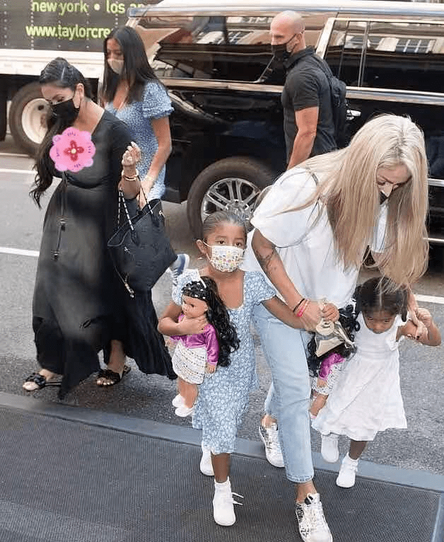 瓦妮莎|科比妻子穿衣放得开!带三个女儿亮相秀丰满身材,2岁小女儿好萌