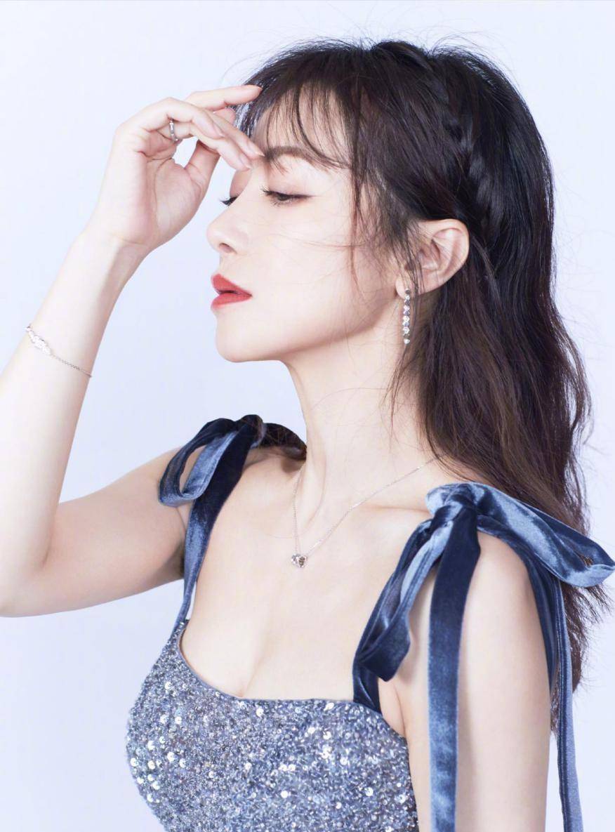 女生|陈紫函与小9岁老公合照看不出年龄差，穿一袭蓝色纱裙，靓丽优雅