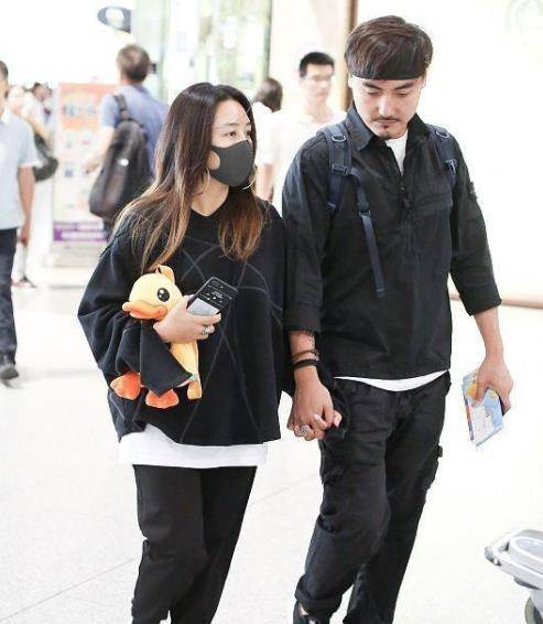 视觉|何洁瘦下来也太好看了，全黑穿搭素颜出门，和男友机场甜蜜秀恩爱