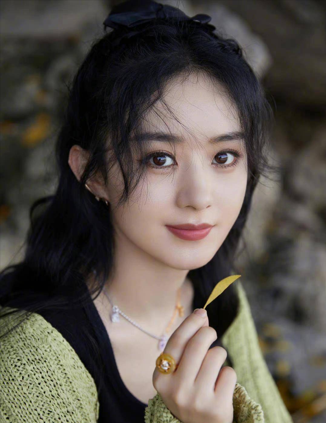 上衣|赵丽颖单身后更懂打扮，绿色针织坎肩搭配黑色上衣，秒变18岁少女
