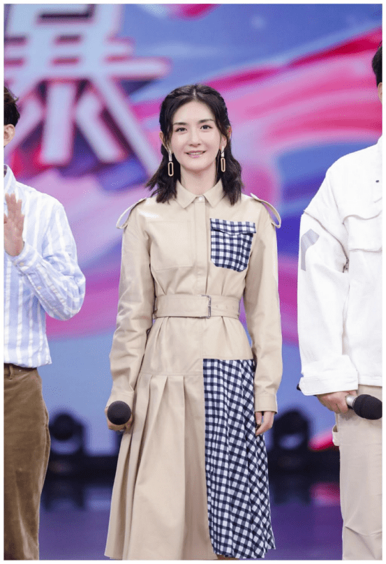 俩人|谢娜的功劳真不小，与老公张杰走机场，俩人戴着情侣帽还牵着手