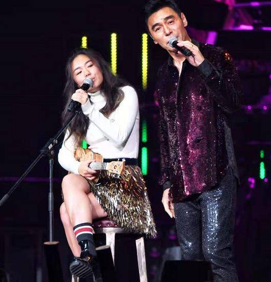 钟懿|钟镇涛17岁女儿穿衣好大胆！深v吊带碎花裙配大波浪，酒窝笑超甜