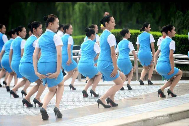 乘客|为什么飞机上的空姐大多穿裙子，而不是裤子？