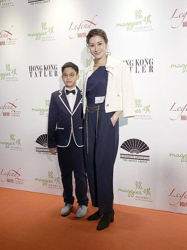 是一种|李嘉欣与儿子穿亲子装造型好大气，穿深蓝色的连体衣，气势满满
