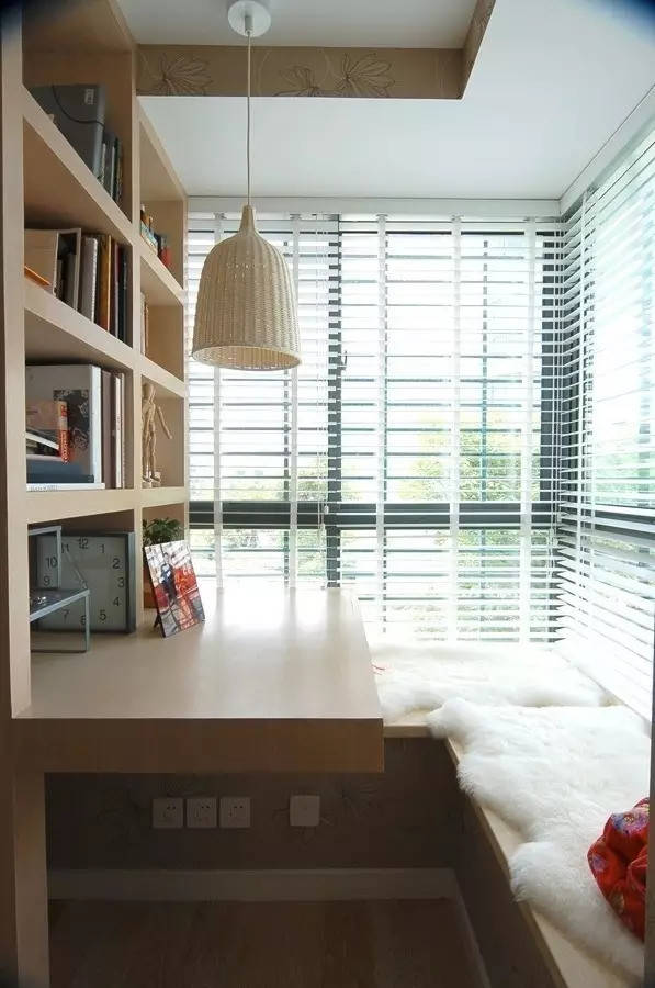 飘窗巧用成安静小书房