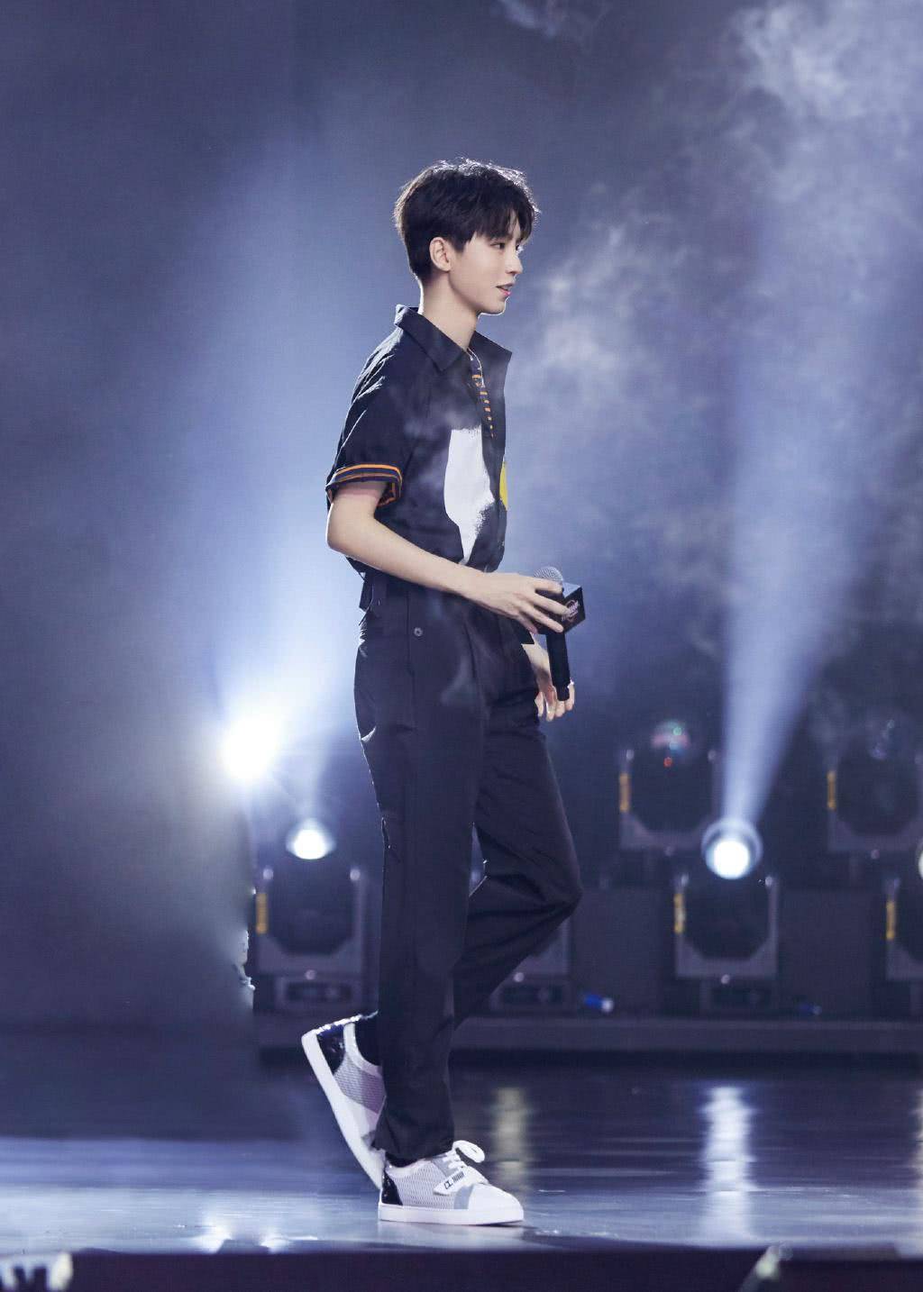 女友|妈妈粉要变女友粉了！王俊凯解开白衬衫配黑色领带，尽显成熟魅力