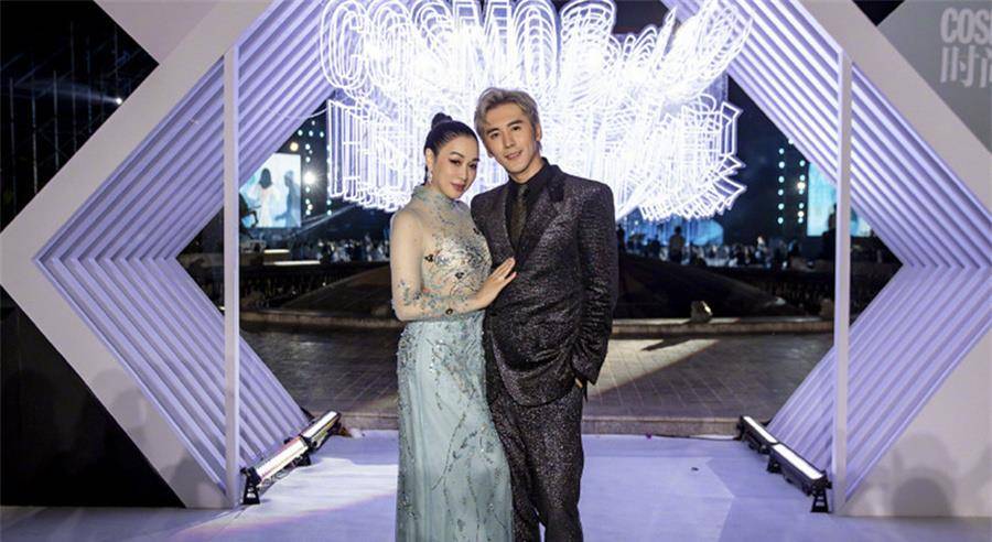 网络|钟丽缇与小11岁老公同框出镜，身穿裙装秀身材，小鸟依人满脸幸福