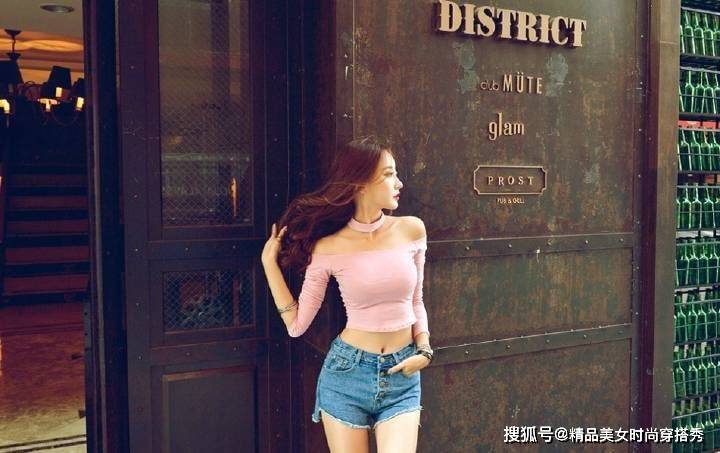 小白|粉色的一字肩上衣甜美减龄，搭配牛仔短裤更是少女范十足