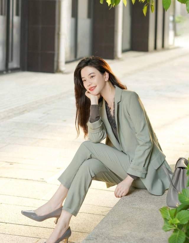 黑色|为什么今年的风衣，都宁愿配阔腿裤和白色衬衫？重点是真心好看