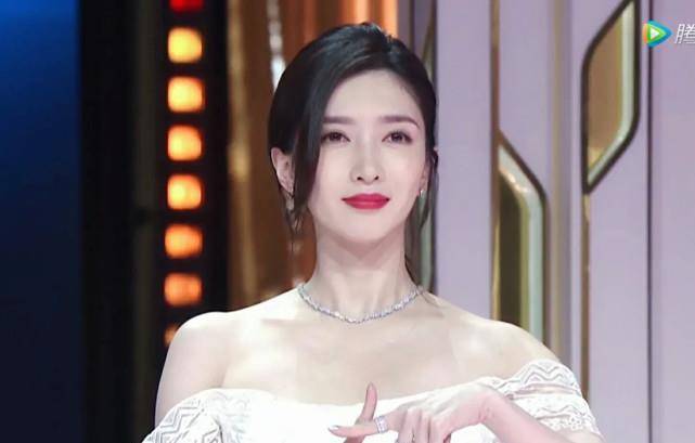 整体|江疏影真是深谙合照秘诀，欢乐颂新五美站一块，就她又高又白最抢眼